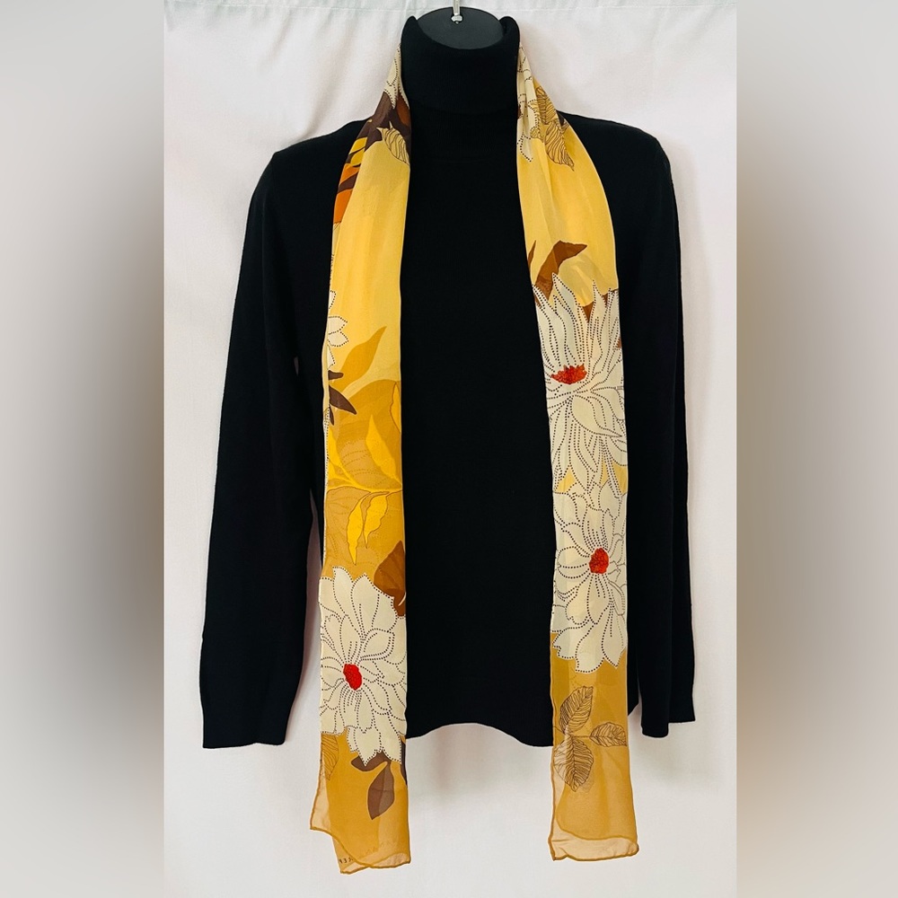 Vintage (early 2000’s) Banana Republic” Silk Floral Scarf - Very Pretty! - Picture 2 of 8